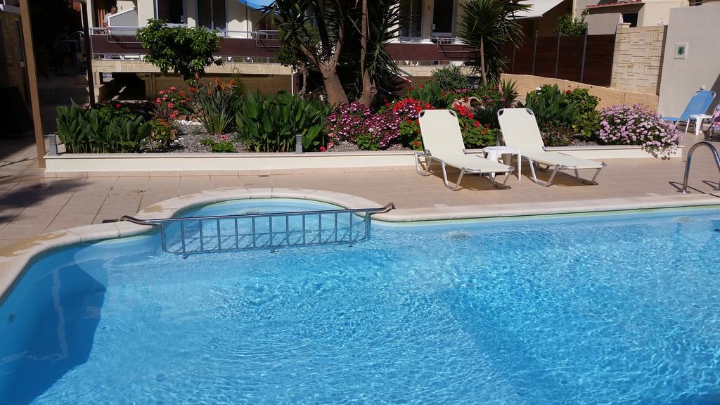 Nicolas & Aparthotel 3*